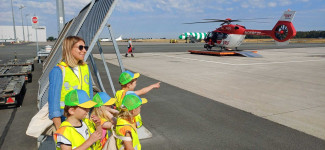 Hubschrauber am Rollfeld 